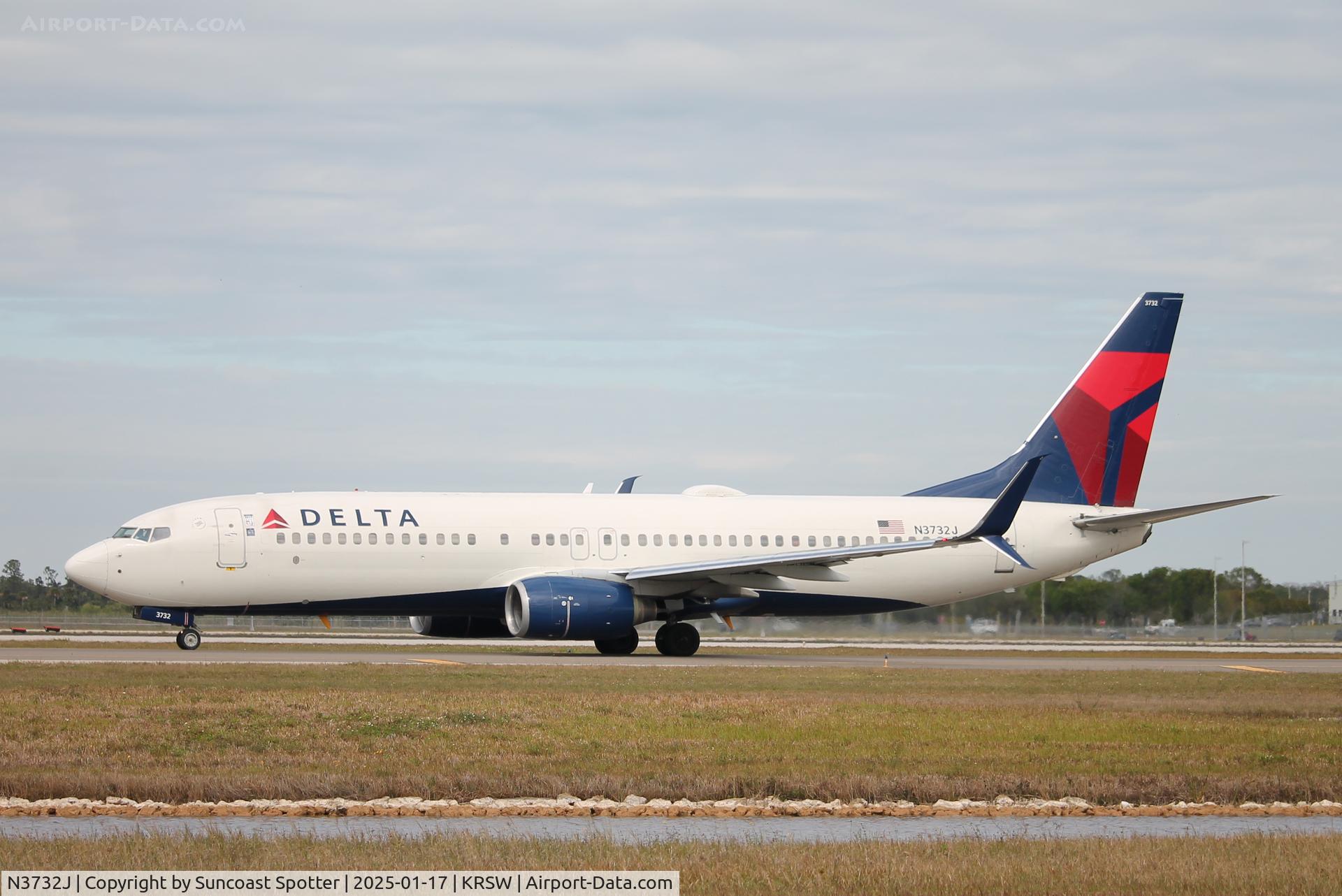 N3732J, 2000 Boeing 737-832 C/N 30380, Delta Flight 1101 taxis at Southwest Florida International Airport prior to flight to LaGuardia Airport