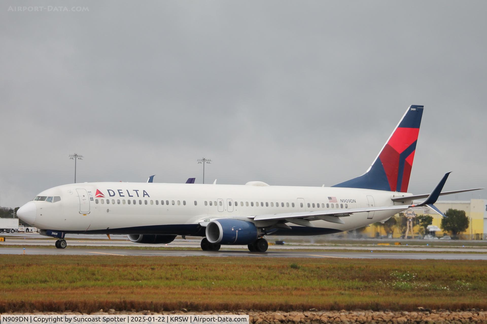 N909DN, 2018 Boeing 737-932/ER C/N 64880, Delta Flight 1600 taxis at Southwest Florida International Airport prior to flight to Cincinnati/Northern Kentucky International Airport