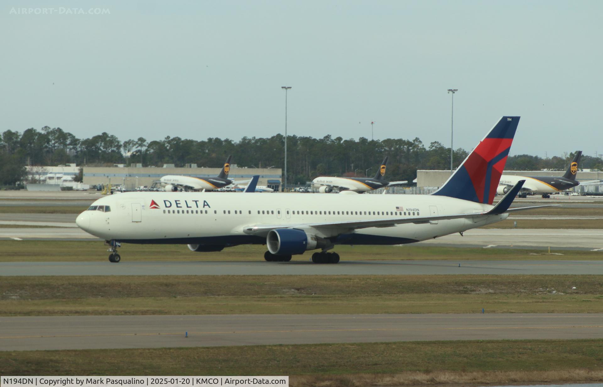 N194DN, 1997 Boeing 767-332 C/N 28451, Boeing 767-332