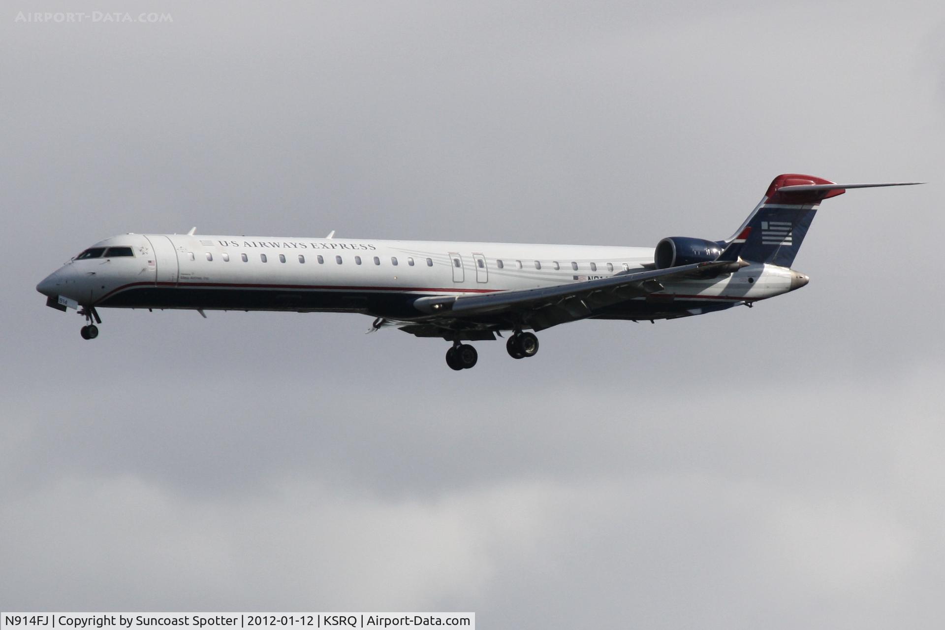N914FJ, 2004 Bombardier CRJ-900ER (CL-600-2D24) C/N 15014, Mesa Airlines/US Airways Express Flight 2607 on approach to Runway 32 at Sarasota-Bradenton International Airport following a flight from Charlotte/Douglas International Airport