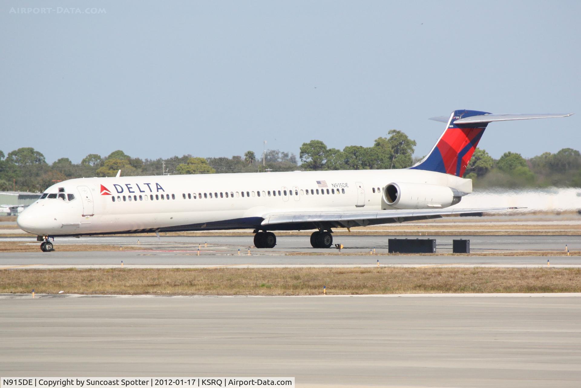 N915DE, 1993 McDonnell Douglas MD-88 C/N 53420, Delta Flight 1678 arrives on Runway 14 at Sarasota-Bradenton International Airport following a flight from Hartsfield-Jackson Atlanta International Airport