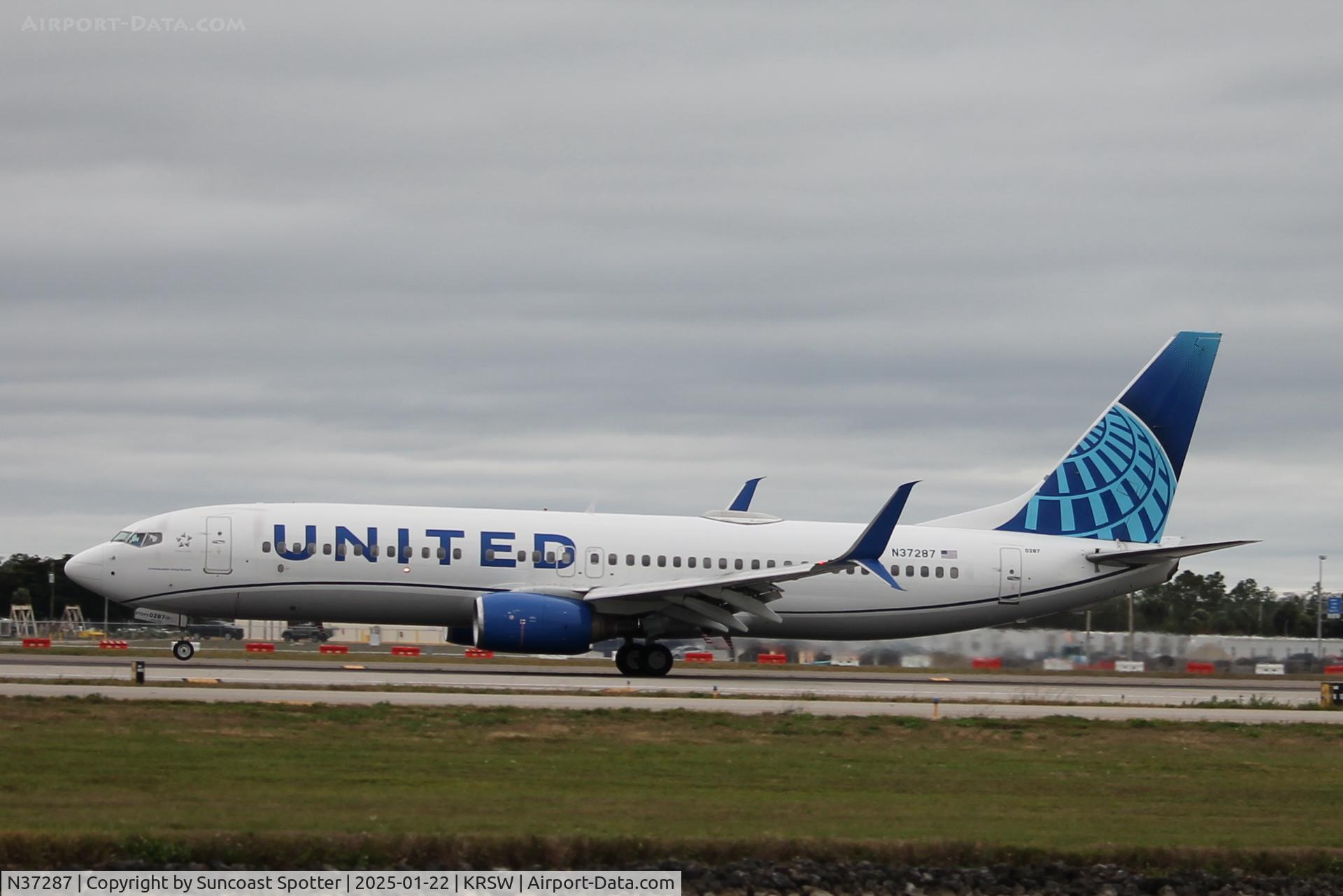 N37287, 2004 Boeing 737-824 C/N 31636, United Flight 335 arrives on Runway 6 at Southwest Florida International Airport following flight from Chicago-O’Hare International Airport