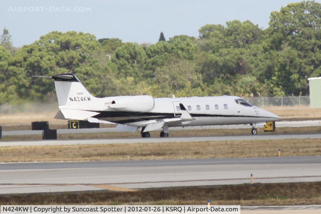 N424KW, 1999 Learjet Inc 60 C/N 153, Marlin Flight 62 arrives on Runway 14 at Sarasota-Bradenton International Airport following a flight from Opa-Locka Executive Airport