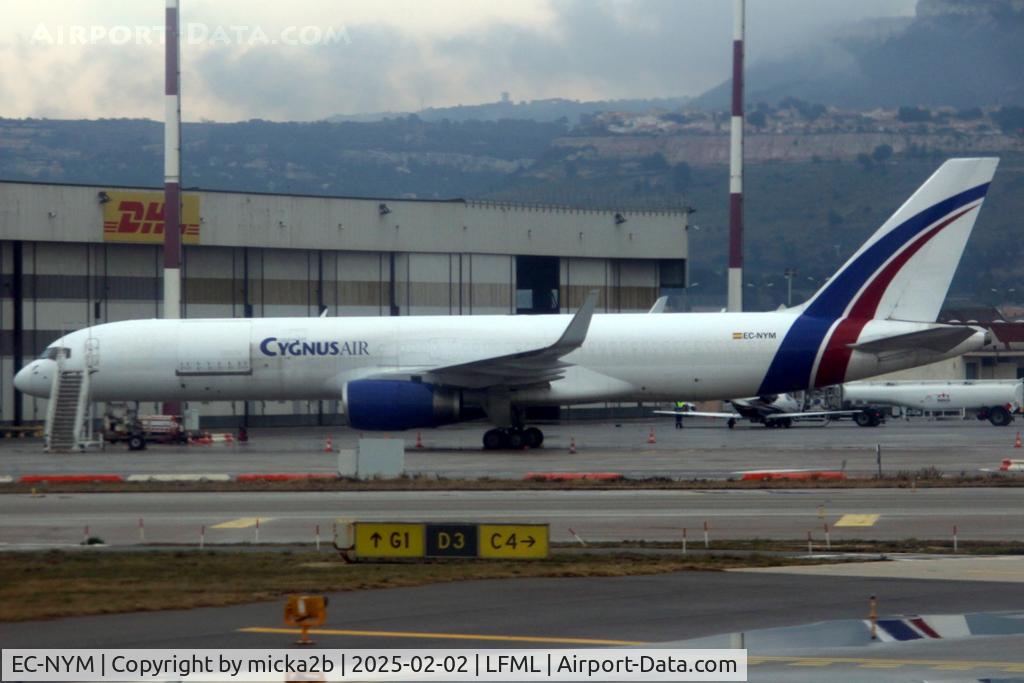 EC-NYM, 1992 Boeing 757-223 C/N 25294, Parked