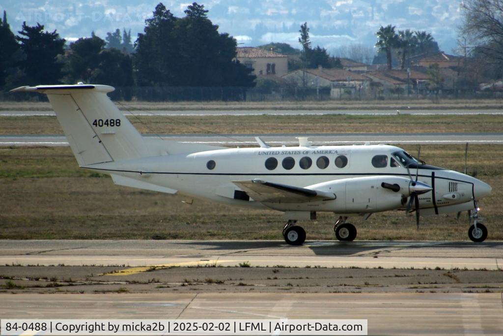 84-0488, Beechcraft C-12F Huron C/N BL-122, Taxiing