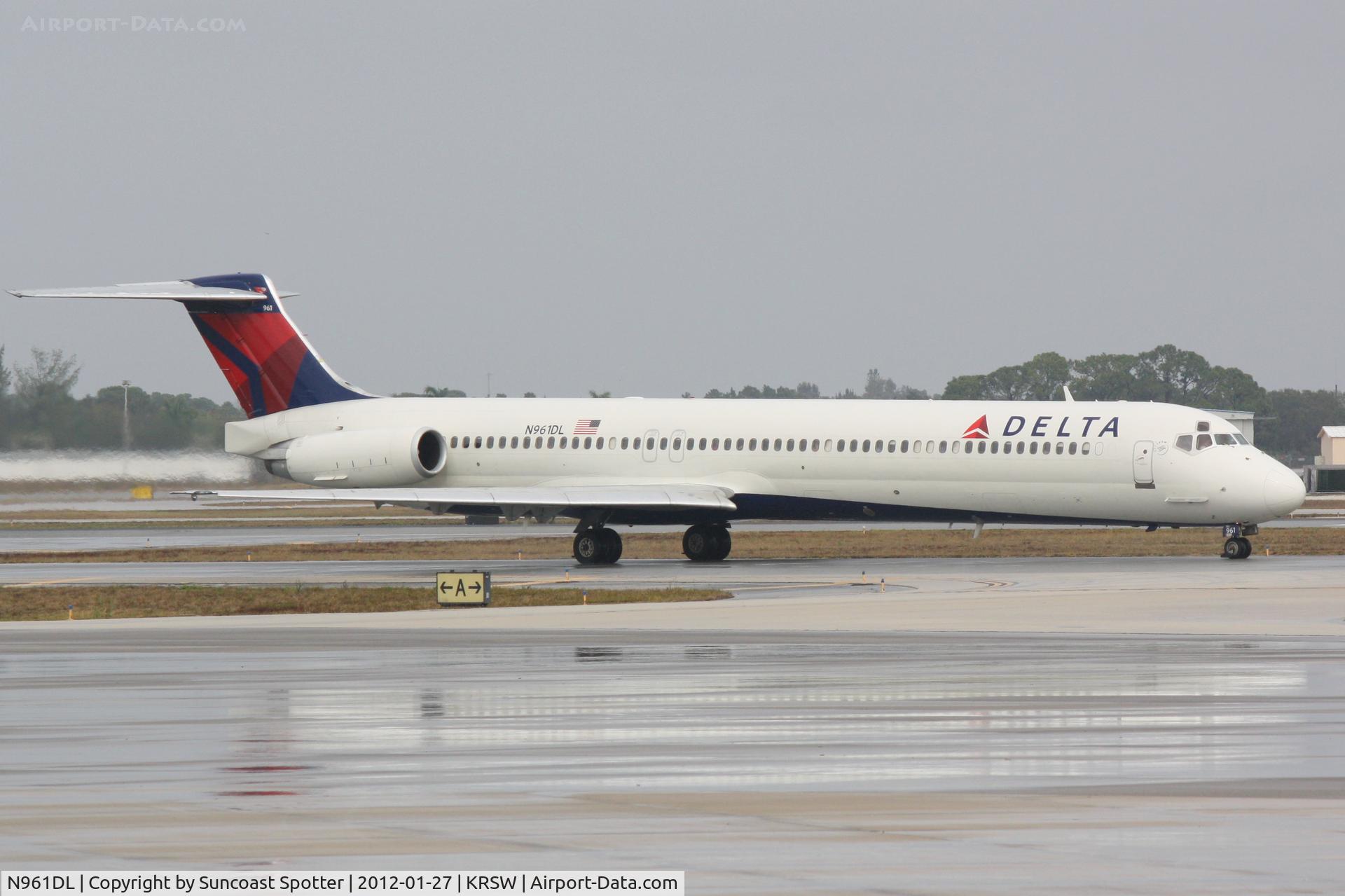 N961DL, 1990 McDonnell Douglas MD-88 C/N 49980, Delta Flight 1678 taxis for departure at Sarasota-Bradenton International Airport prior to a flight to Hartsfield-Jackson Atlanta International Airport