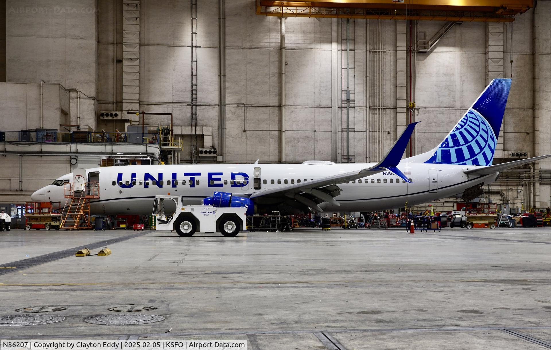N36207, 2000 Boeing 737-824 C/N 30579, SFO 2025