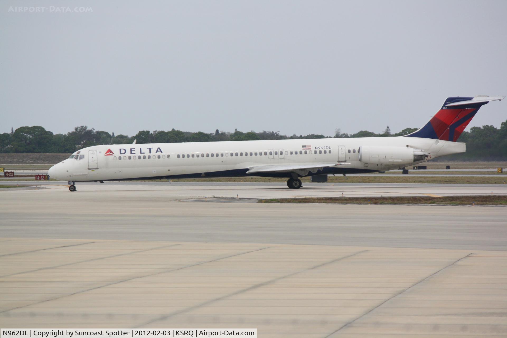 N962DL, 1990 McDonnell Douglas MD-88 C/N 49981, Delta Flight 1678 arrives at Sarasota-Bradenton International Airport following a flight from Hartsfield-Jackson Atlanta International Airport