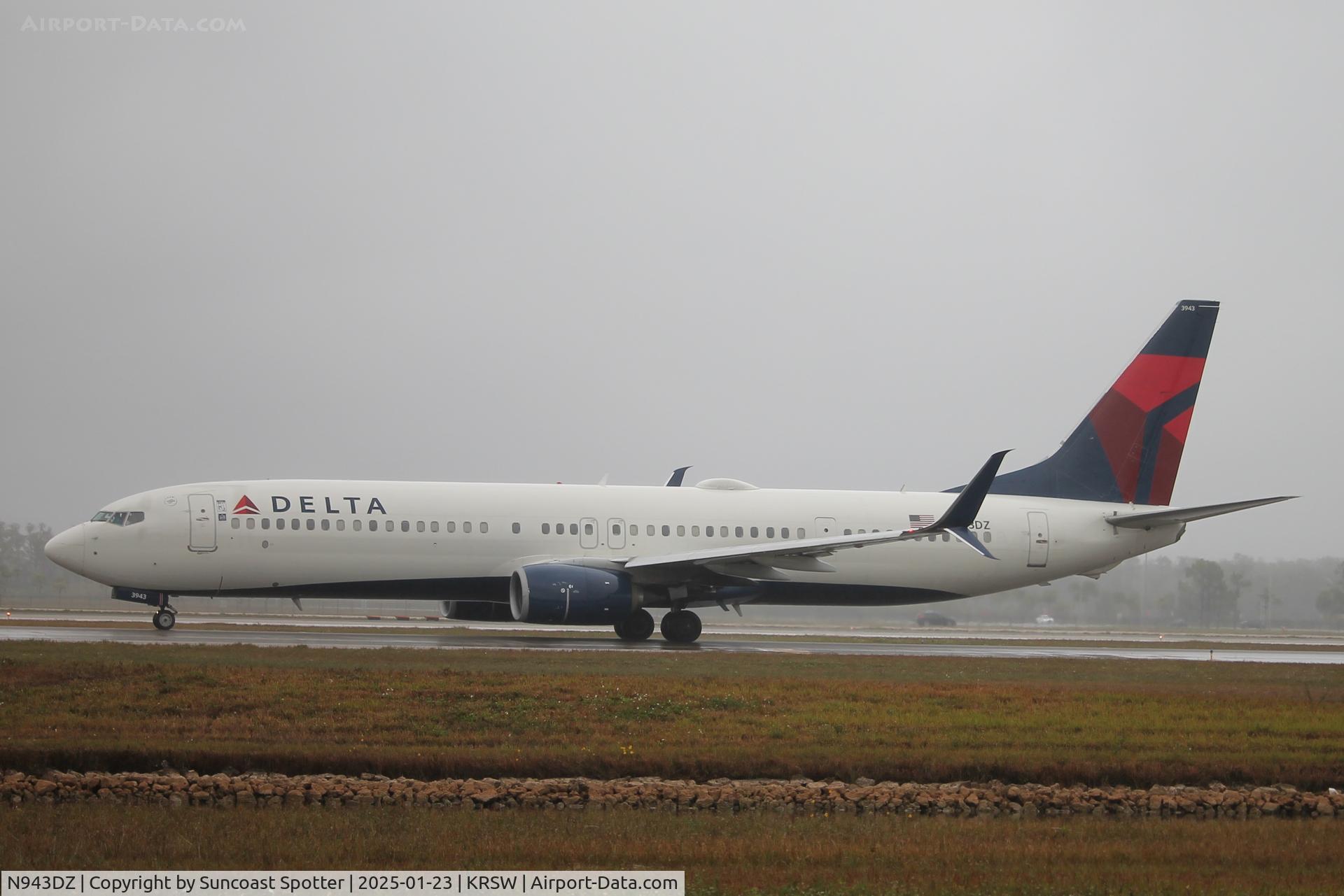 N943DZ, 2013 Boeing 737-9GPER C/N 38687, Delta Flight 1153 taxis at Southwest Florida International Airport prior to flight to Hartsfield-Jackson Atlanta International Airport