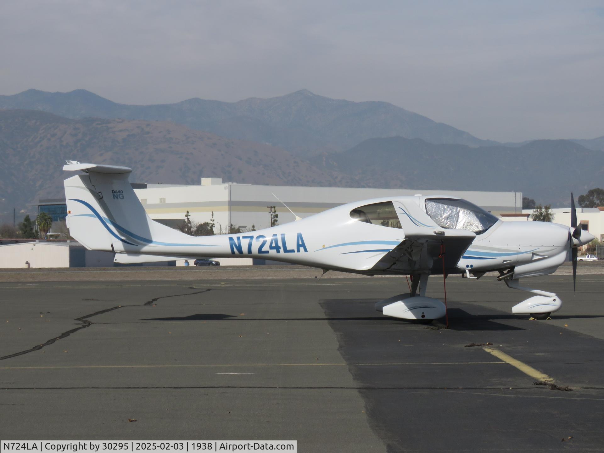 N724LA, 2022 Diamond Aircraft DA-40-NG C/N 40.NC184, Parked
