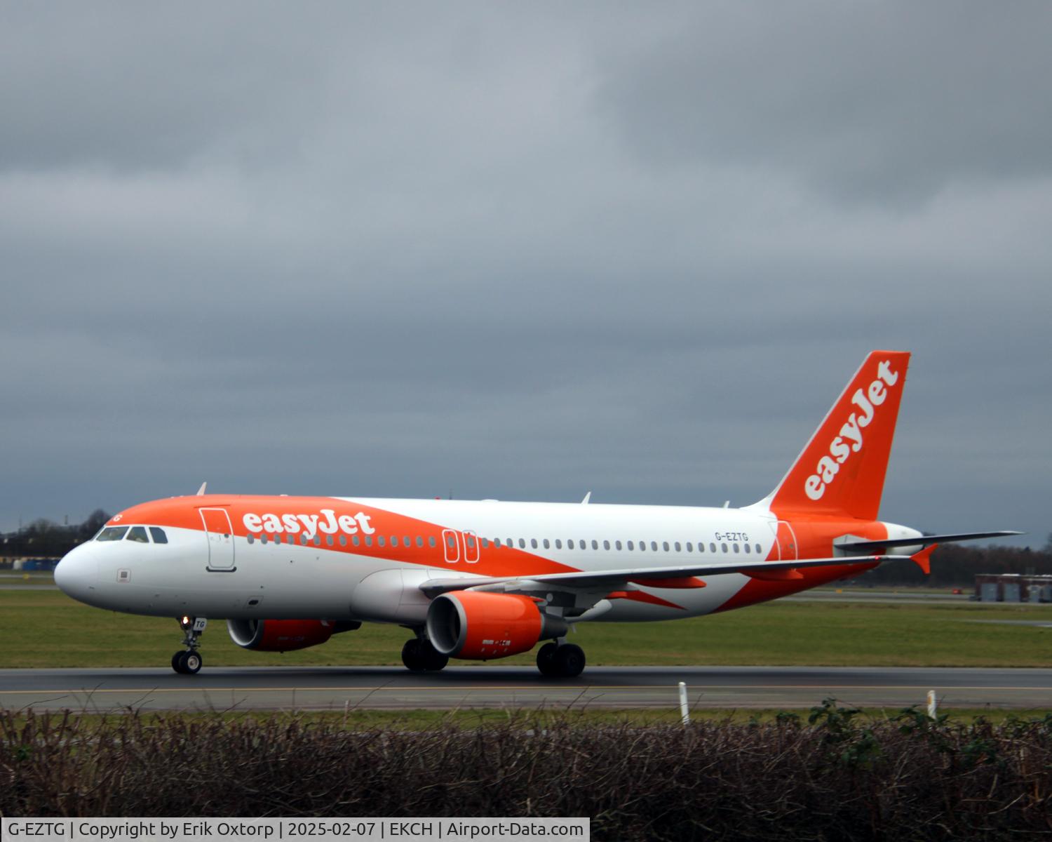 G-EZTG, 2009 Airbus A320-214 C/N 3946, G-EZTG landed rw 04L