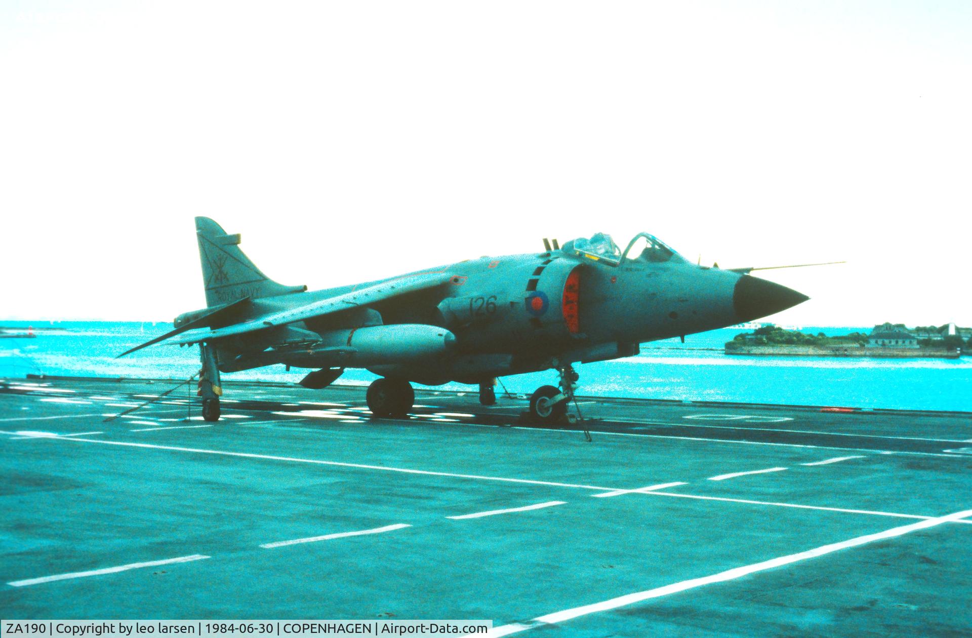 ZA190, 1981 British Aerospace Sea Harrier FRS.1 C/N 41H-912029, On bord Illustrious 30.6.1984