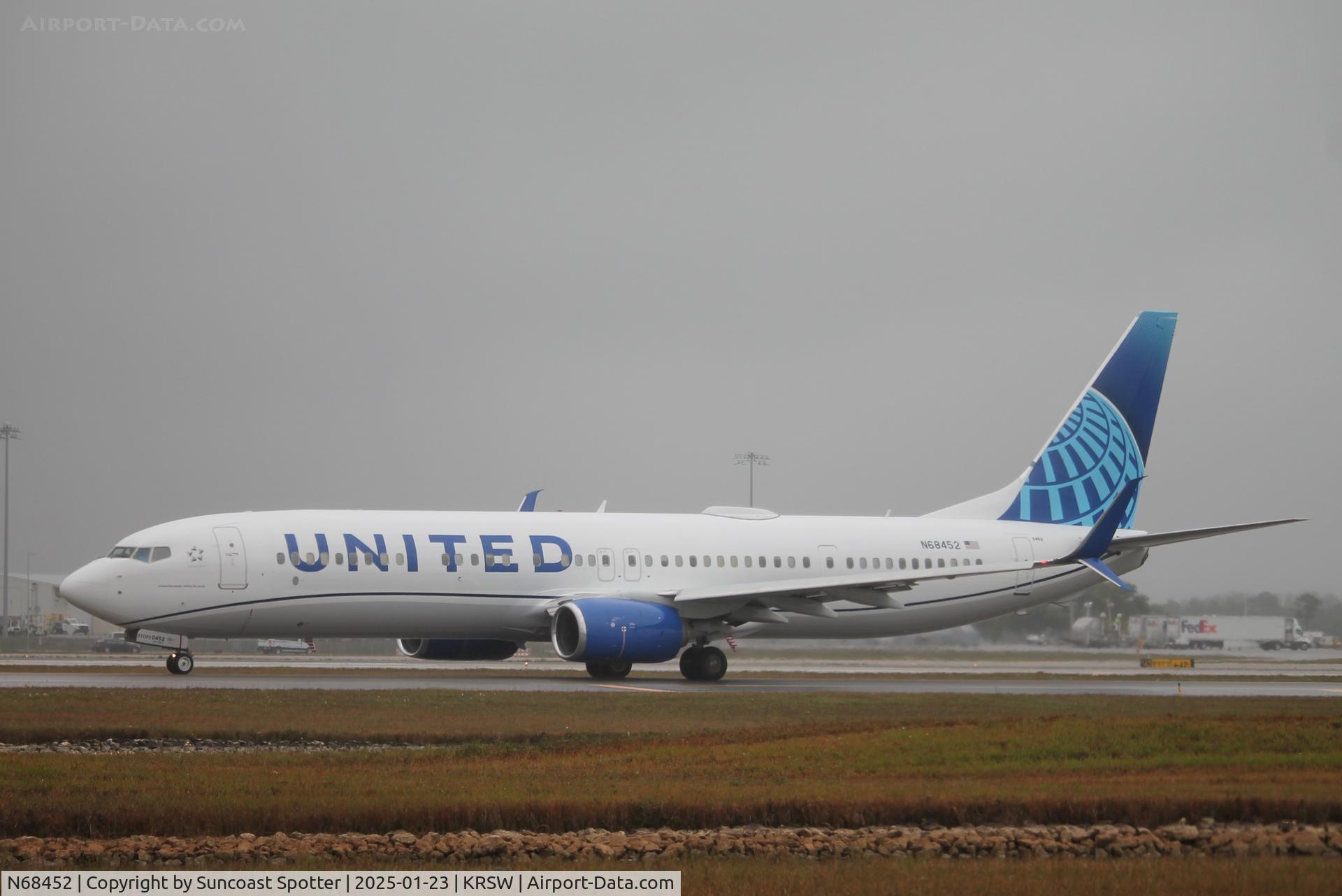 N68452, 2012 Boeing 737-924/ER C/N 40005, United Flight 2337 taxis at Southwest Florida International Airport prior to flight to Houston-Bush Intercontinental Airport