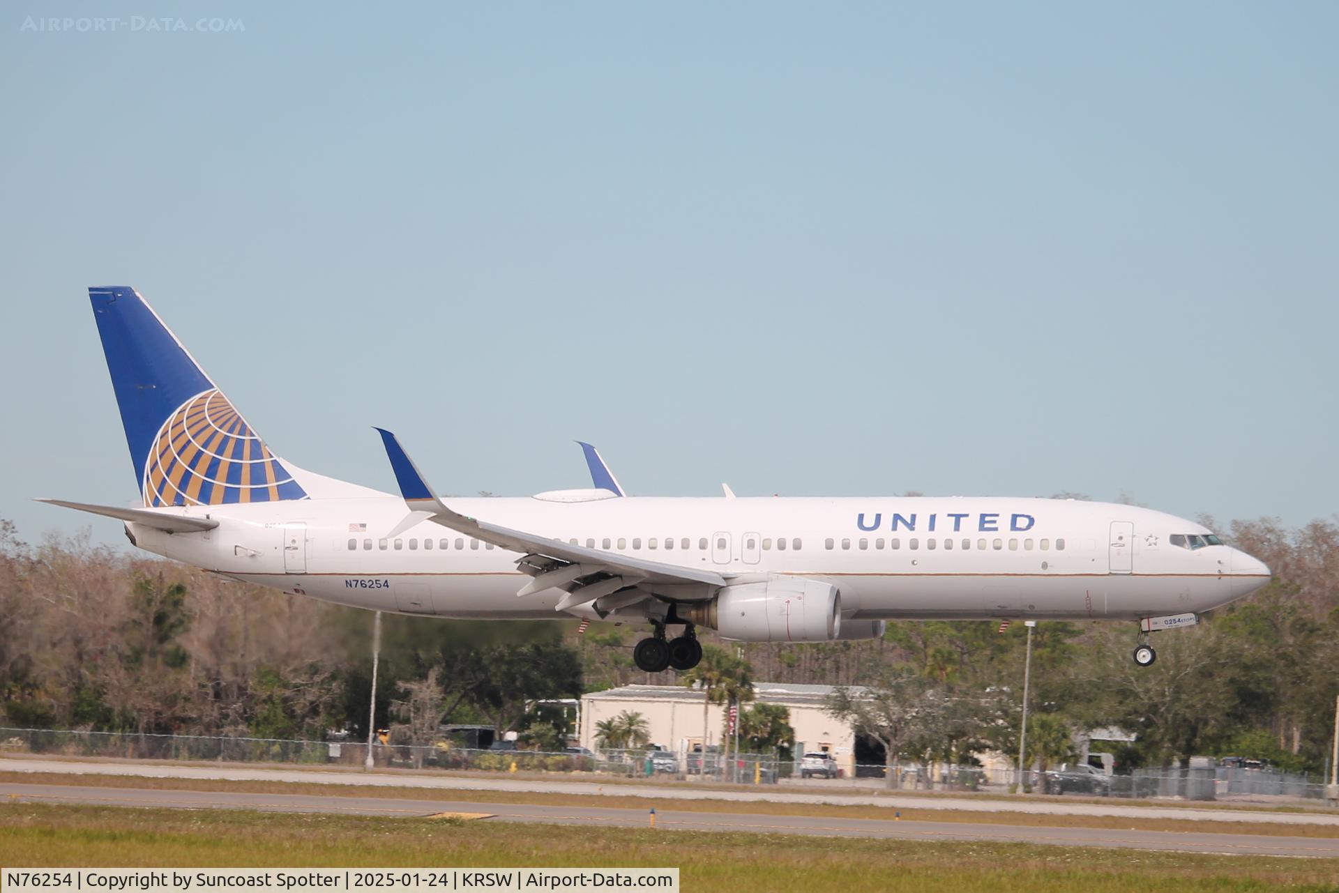 N76254, 2000 Boeing 737-824 C/N 30779, United Flight 335 arrives on Runway 6 at Southwest Florida International Airport following flight from Chicago-O’Hare International Airport
