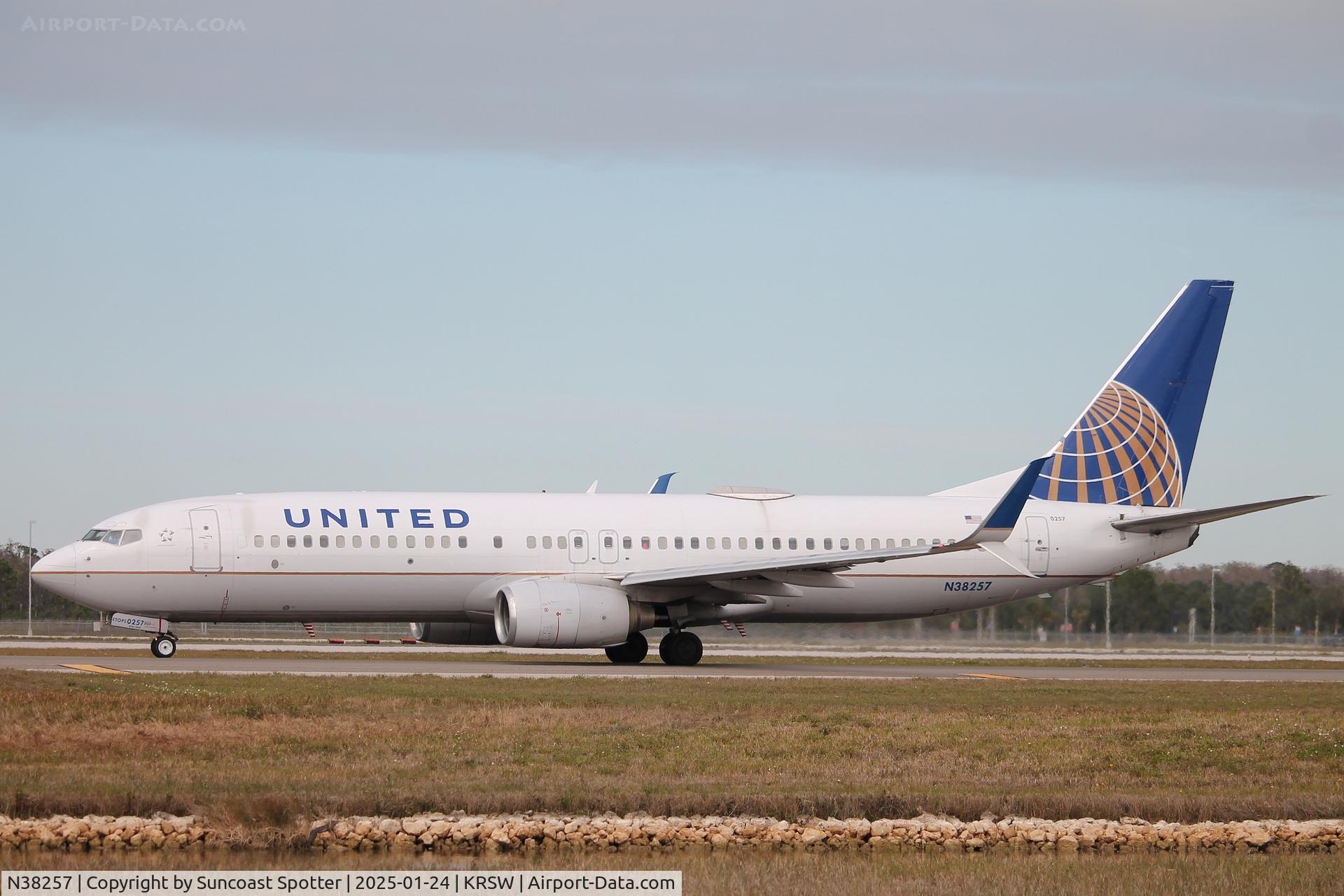 N38257, 2000 Boeing 737-824 C/N 30612, United Flight 2177 taxis at Southwest Florida International Airport prior to flight to Denver International Airport