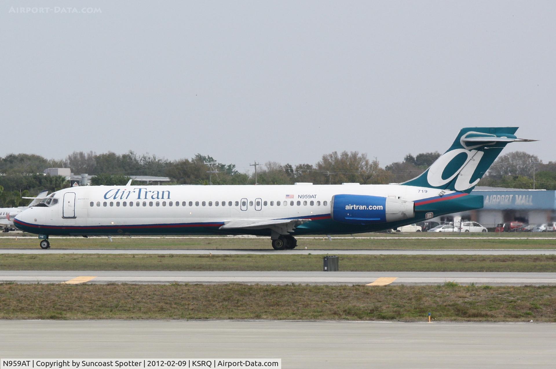 N959AT, 2001 Boeing 717-200 C/N 55021, AirTran Flight 1229 departs Runway 32 at Sarasota-Bradenton International Airport enroute to Indianapolis International Airport