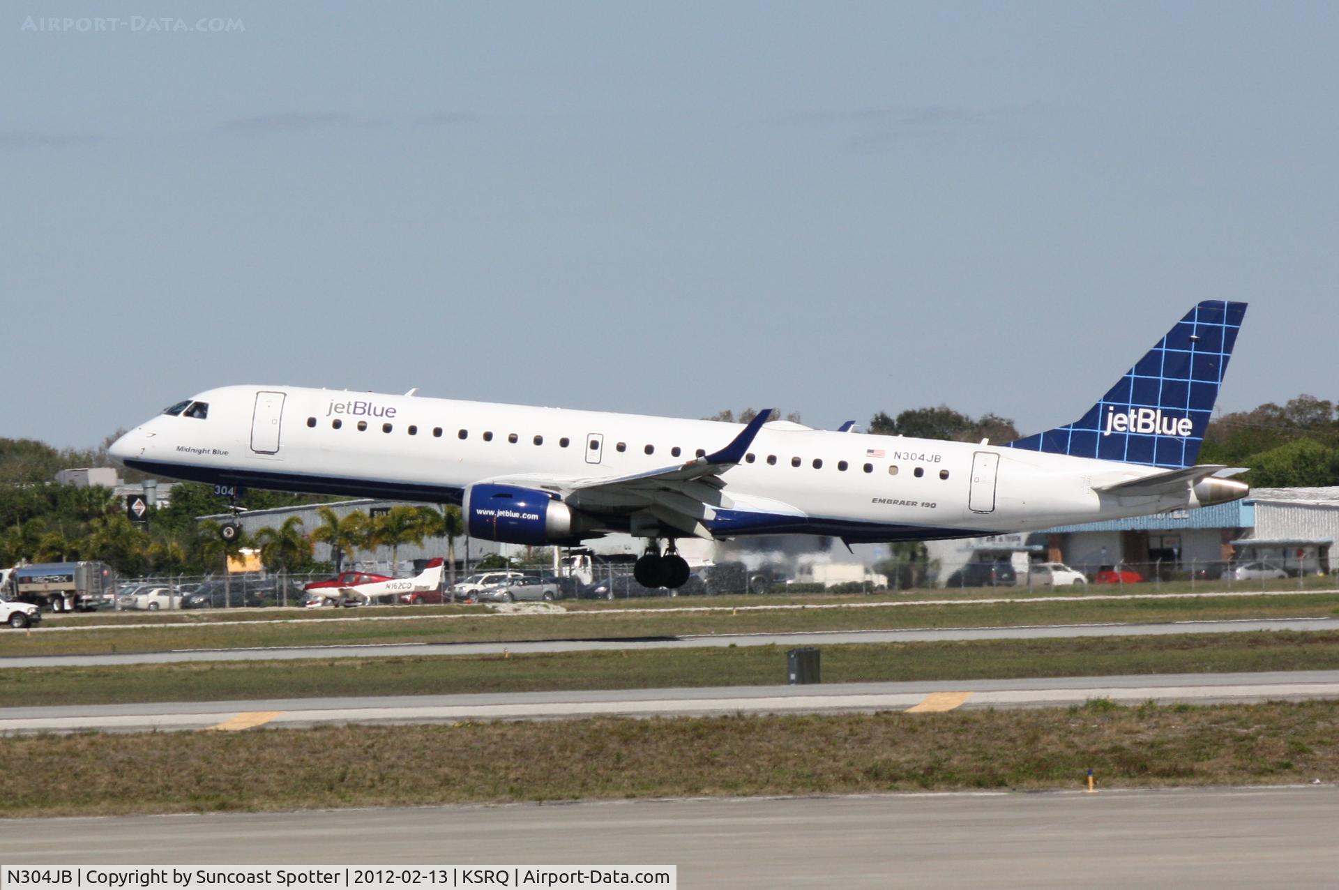 N304JB, 2009 Embraer ERJ-190-100 IGW 190AR C/N 19000257, JetBlue Flight 1187 on arrival to Runway 32 at Sarasota-Bradenton International Airport following a flight from Boston Logan International Airport