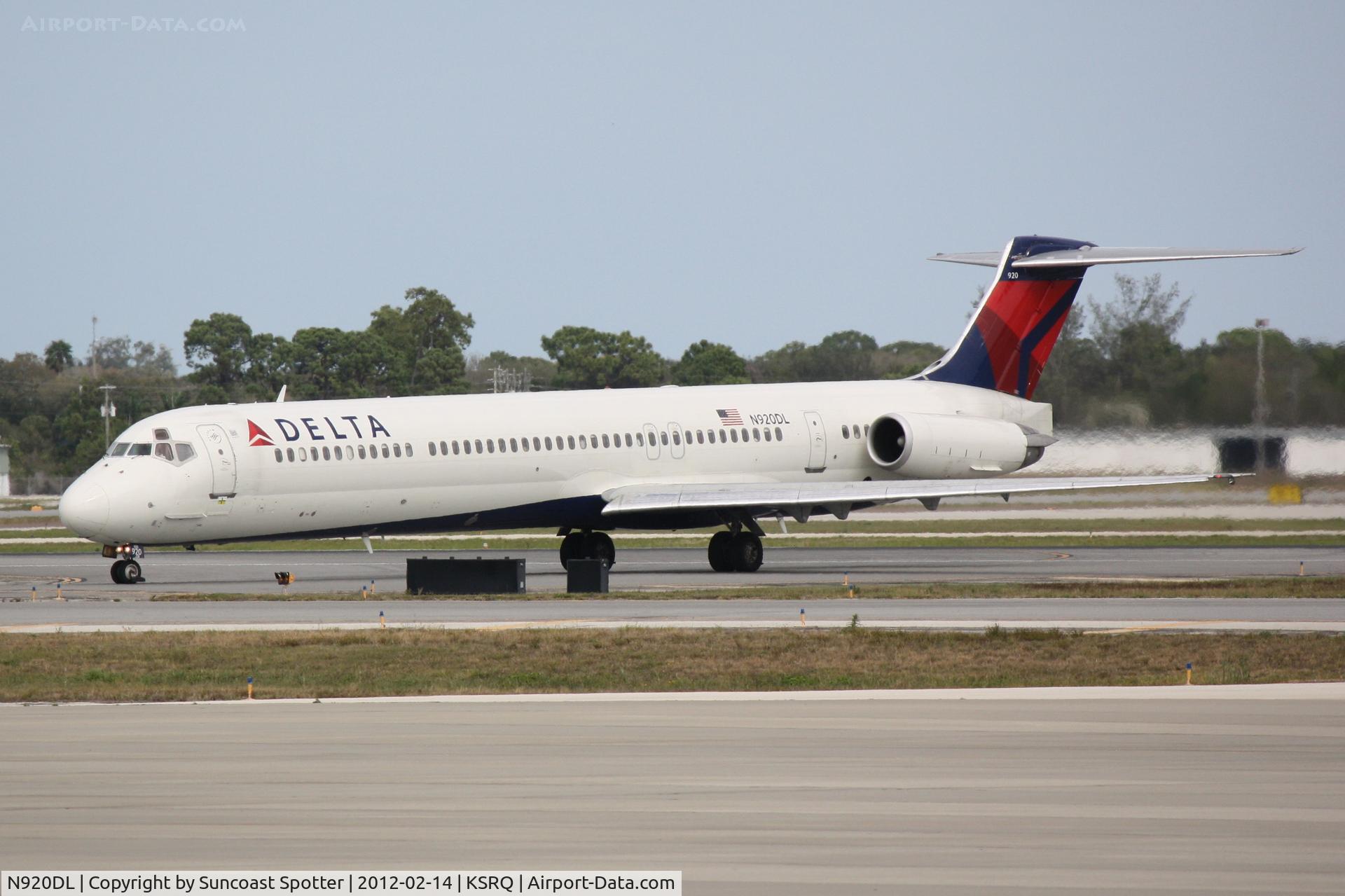N920DL, 1988 McDonnell Douglas MD-88 C/N 49644, Delta Flight 1678 arrives on Runway 14 at Sarasota-Bradenton International Airport following a flight from Hartsfield-Jackson Atlanta International Airport