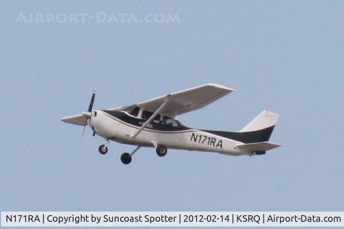 N171RA, 1999 Cessna 172S C/N 172S8237, N171RA departs Runway 22 at Sarasota-Bradenton International Airport
