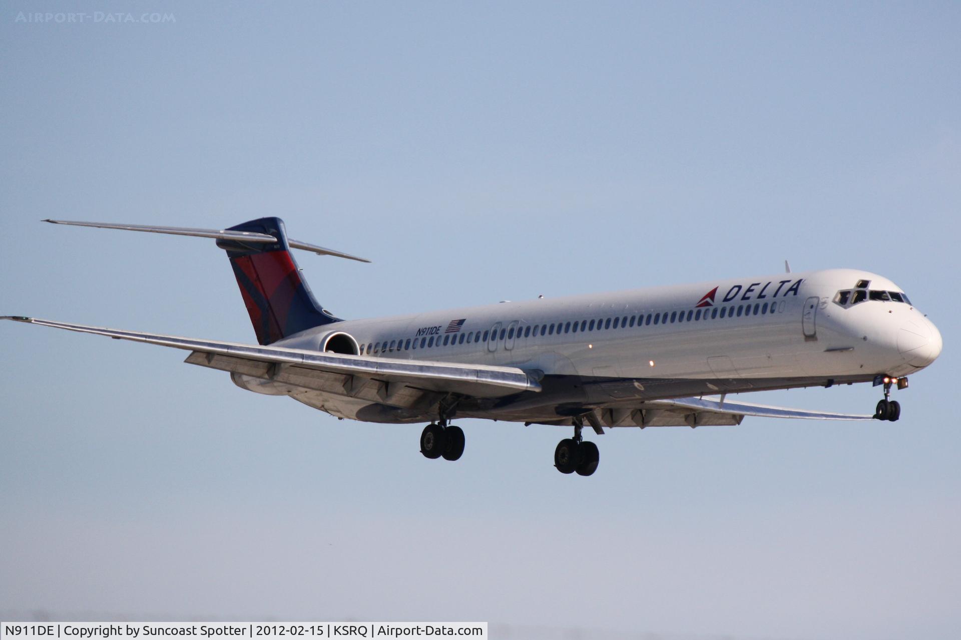 N911DE, 1992 McDonnell Douglas MD-88 C/N 49967, Delta Flight 2298 on approach to Runway 14 at Sarasota-Bradenton International Airport following a flight from Hartsfield-Jackson Atlanta International Airport