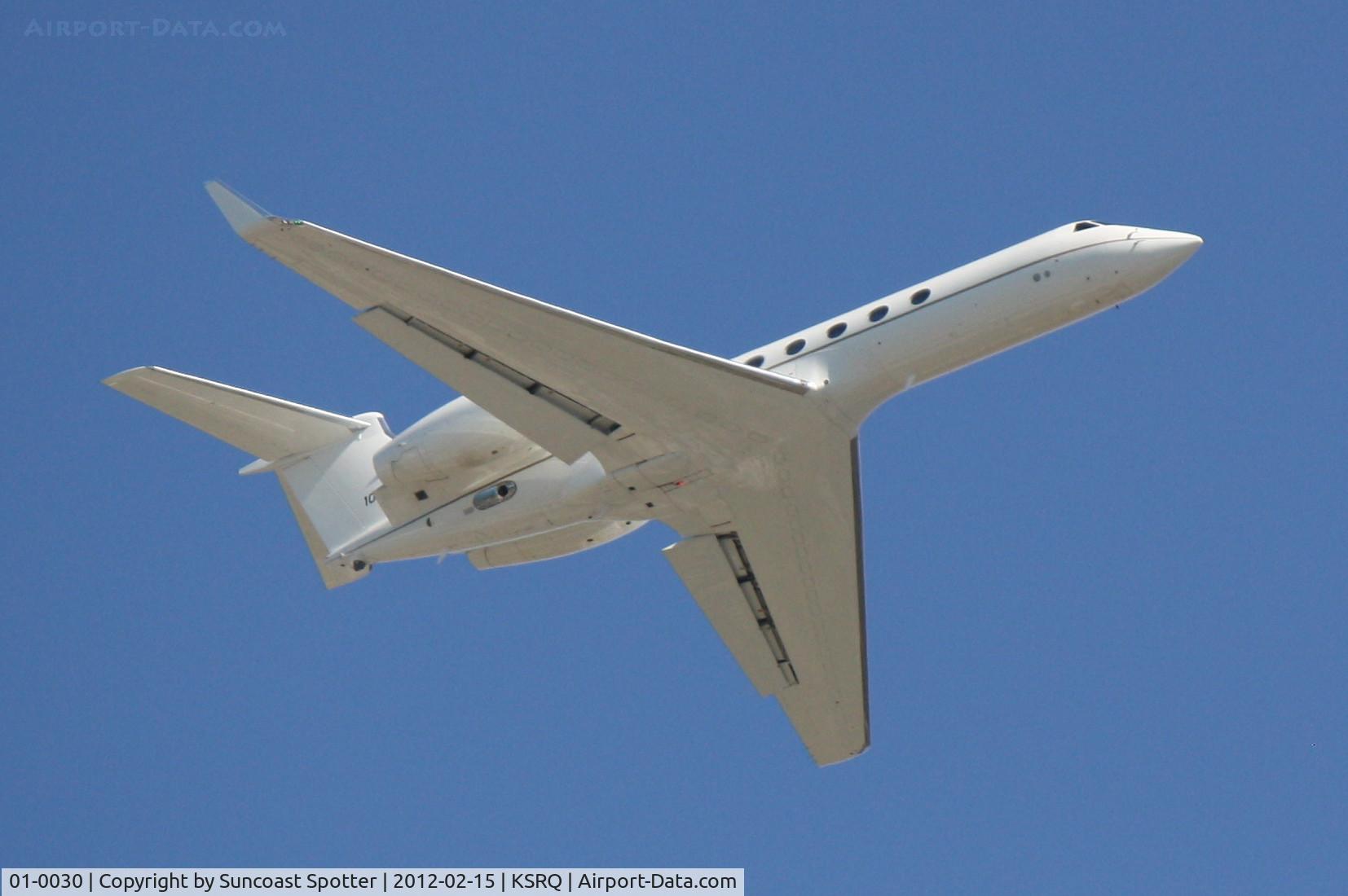 01-0030, 2001 Gulfstream Aerospace C-37A (G-V) C/N 663, USAF Gulfstream from MacDill Air Force Base practices maneuvers at Sarasota-Bradenton International Airport