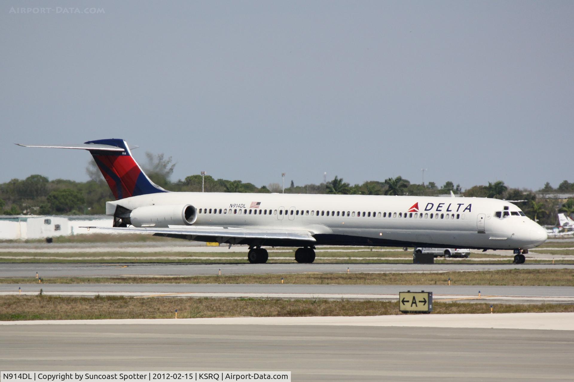 N914DL, 1988 McDonnell Douglas MD-88 C/N 49545, Delta Flight 1678 arrives on Runway 14 at Sarasota-Bradenton International Airport following a flight from Hartsfield-Jackson Atlanta International Airport