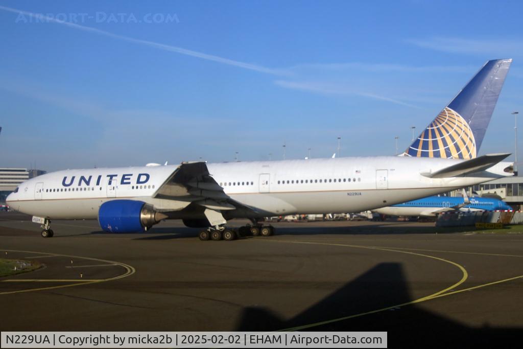 N229UA, 2002 Boeing 777-222 C/N 30557, Taxiing