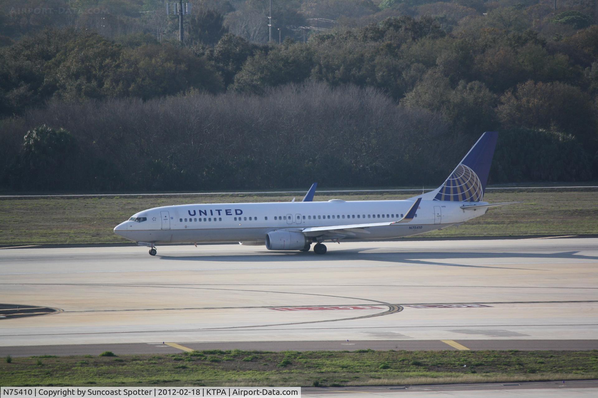 N75410, 2001 Boeing 737-924 C/N 30127, United Flight 1727 departs Runway 19R at Tampa International Airport enroute to Newark Liberty International Airport