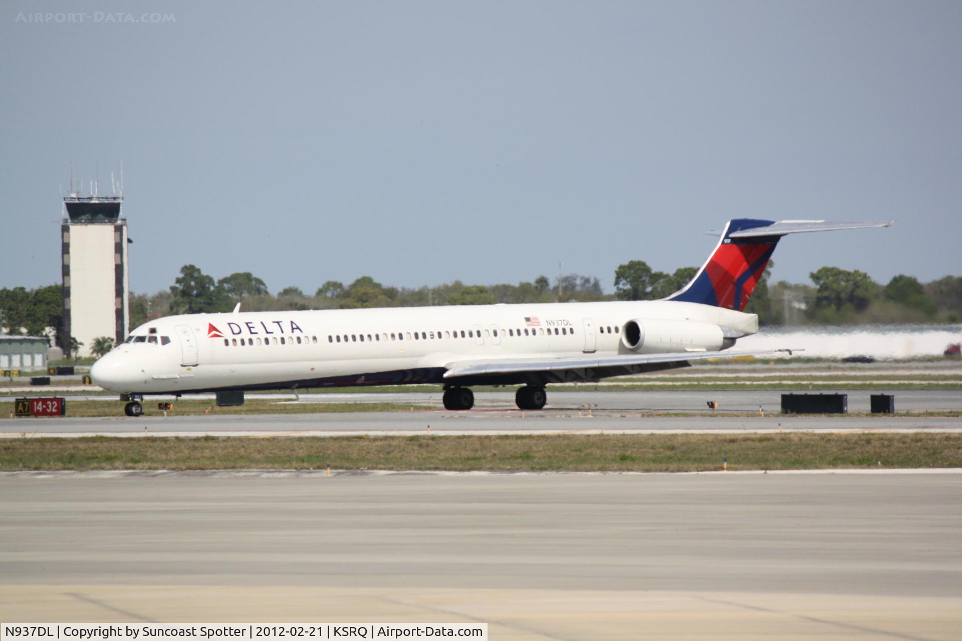 N937DL, 1989 McDonnell Douglas MD-88 C/N 49810, Delta Flight 1678 arrives on Runway 14 at Sarasota-Bradenton International Airport following a flight from Hartsfield-Jackson Atlanta International Airport