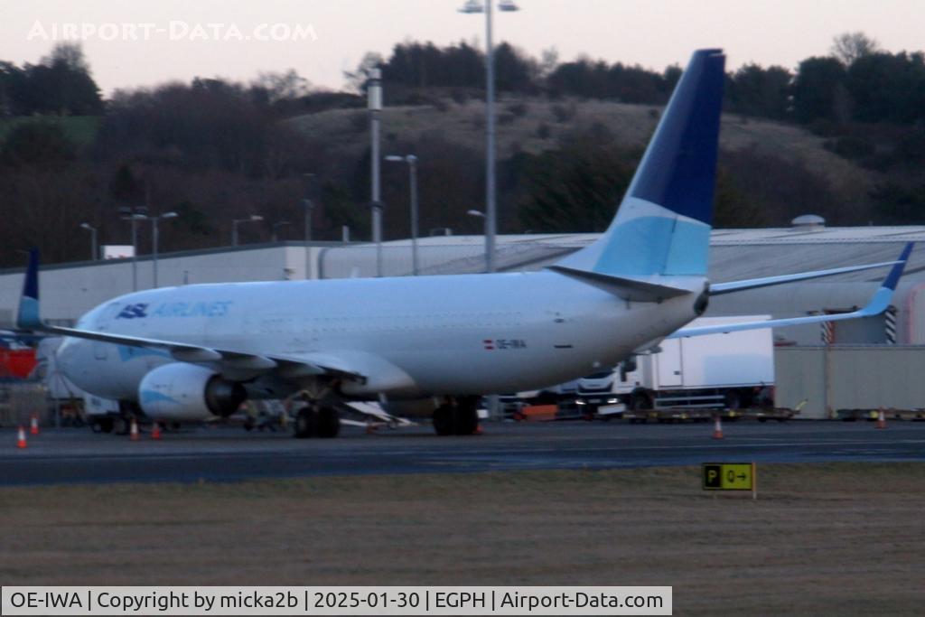 OE-IWA, 2006 Boeing 737-8AS C/N 33623, Parked