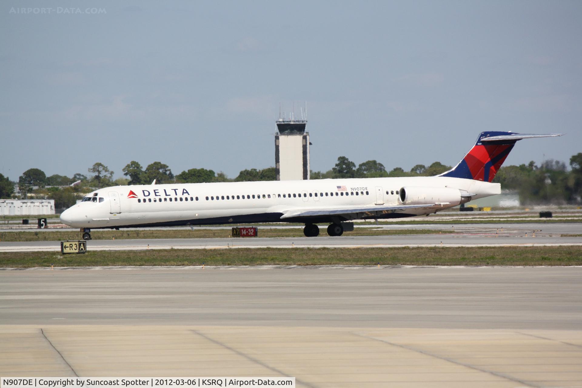 N907DE, 1992 McDonnell Douglas MD-88 C/N 53416, Delta Flight 1146 arrives on Runway 14 at Sarasota-Bradenton International Airport following a flight from Detroit Metro-Wayne County International Airport
