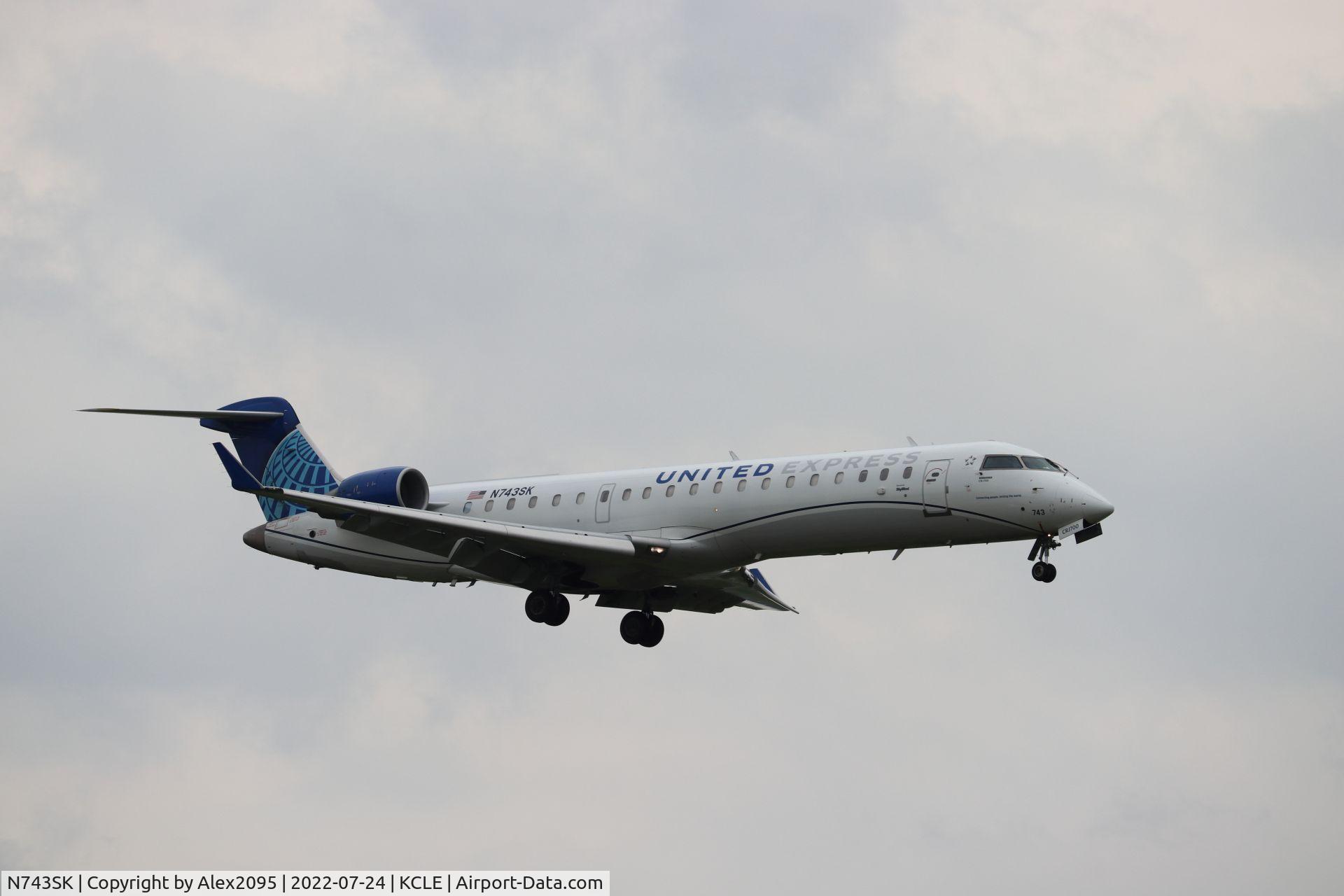 N743SK, 2005 Canadair CL-600-2C10 Regional Jet CRJ-700 C/N 10199, United Express #6957 KMKE-KCLE