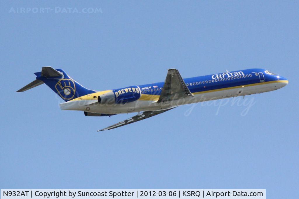 N932AT, 2000 Boeing 717-200 C/N 55073, Brewers One departs SRQ