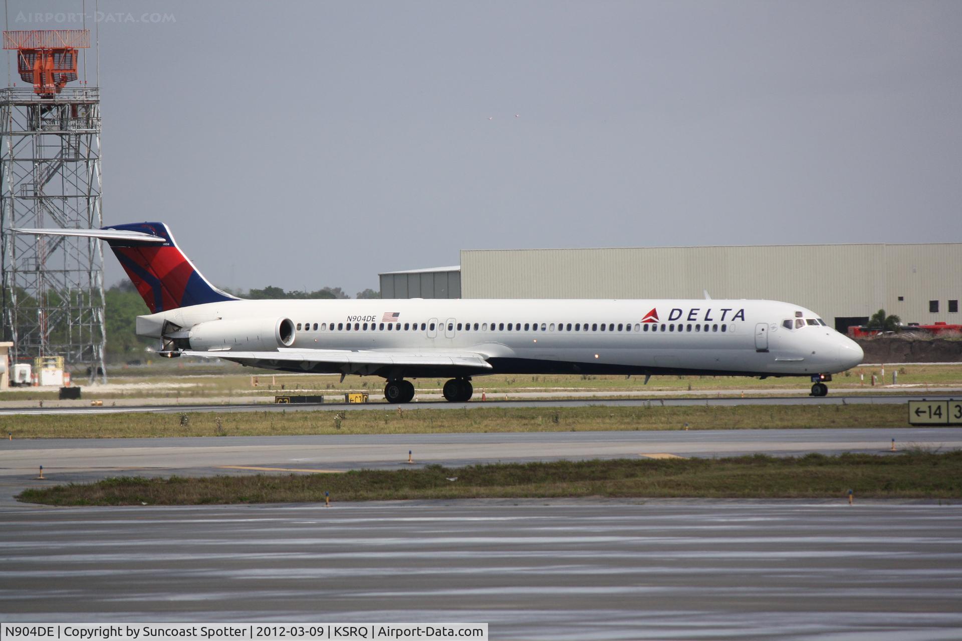 N904DE, 1992 McDonnell Douglas MD-88 C/N 53409, Delta Flight 1678 arrives on Runway 14 at Sarasota-Bradenton International Airport following a flight from Hartsfield-Jackson Atlanta International Airport