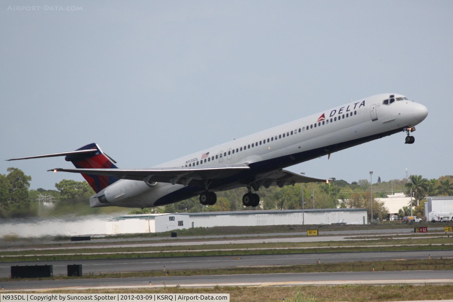 N935DL, 1989 McDonnell Douglas MD-88 C/N 49722, Delta Flight 1145 departs Runway 14 at Sarasota-Bradenton International Airport enroute to Detroit Metro-Wayne County International Airport