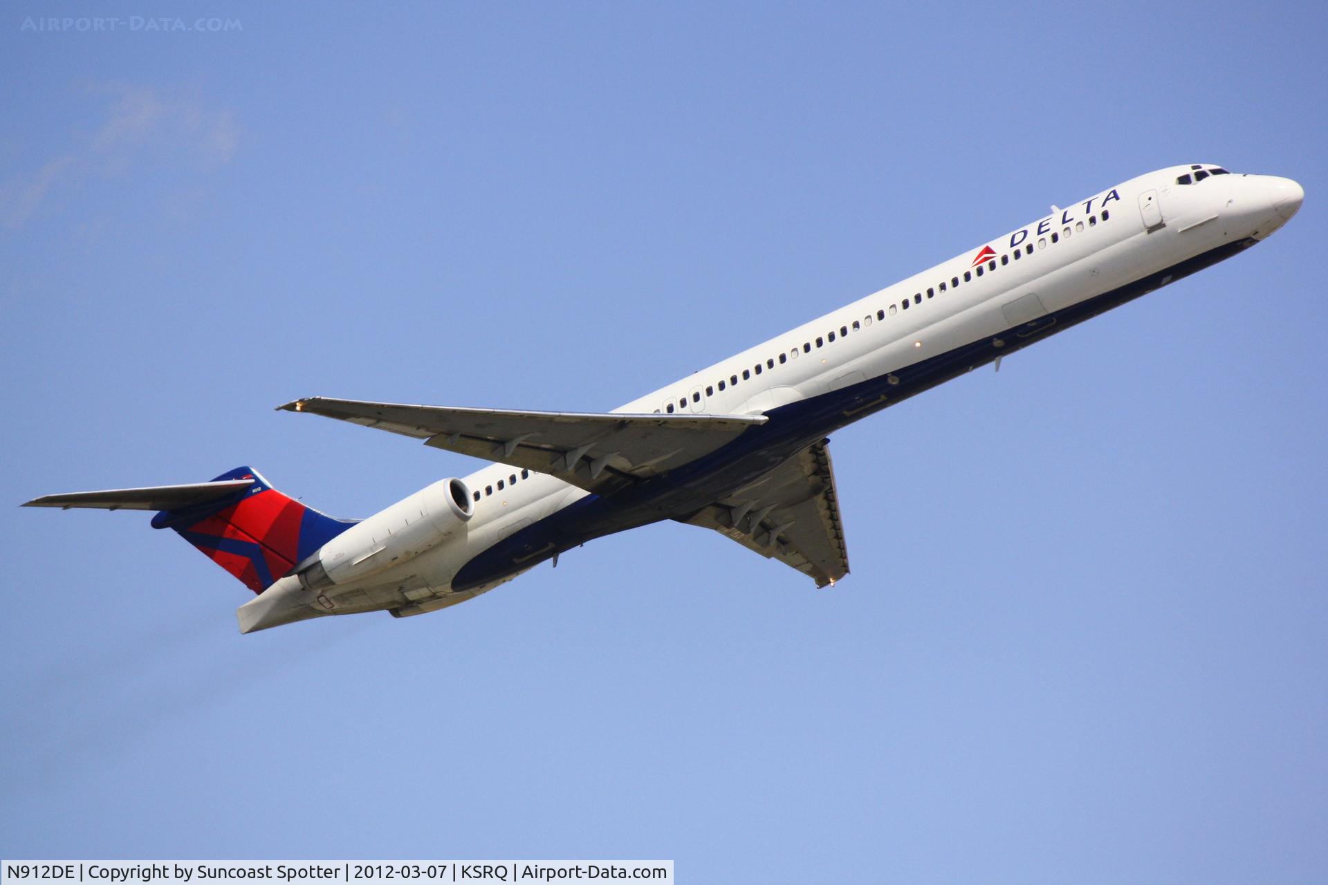 N912DE, 1992 McDonnell Douglas MD-88 C/N 49997, Delta Flight 1678  departs Runway 14 at Sarasota-Bradenton International Airport enroute to Hartsfield-Jackson Atlanta International Airport