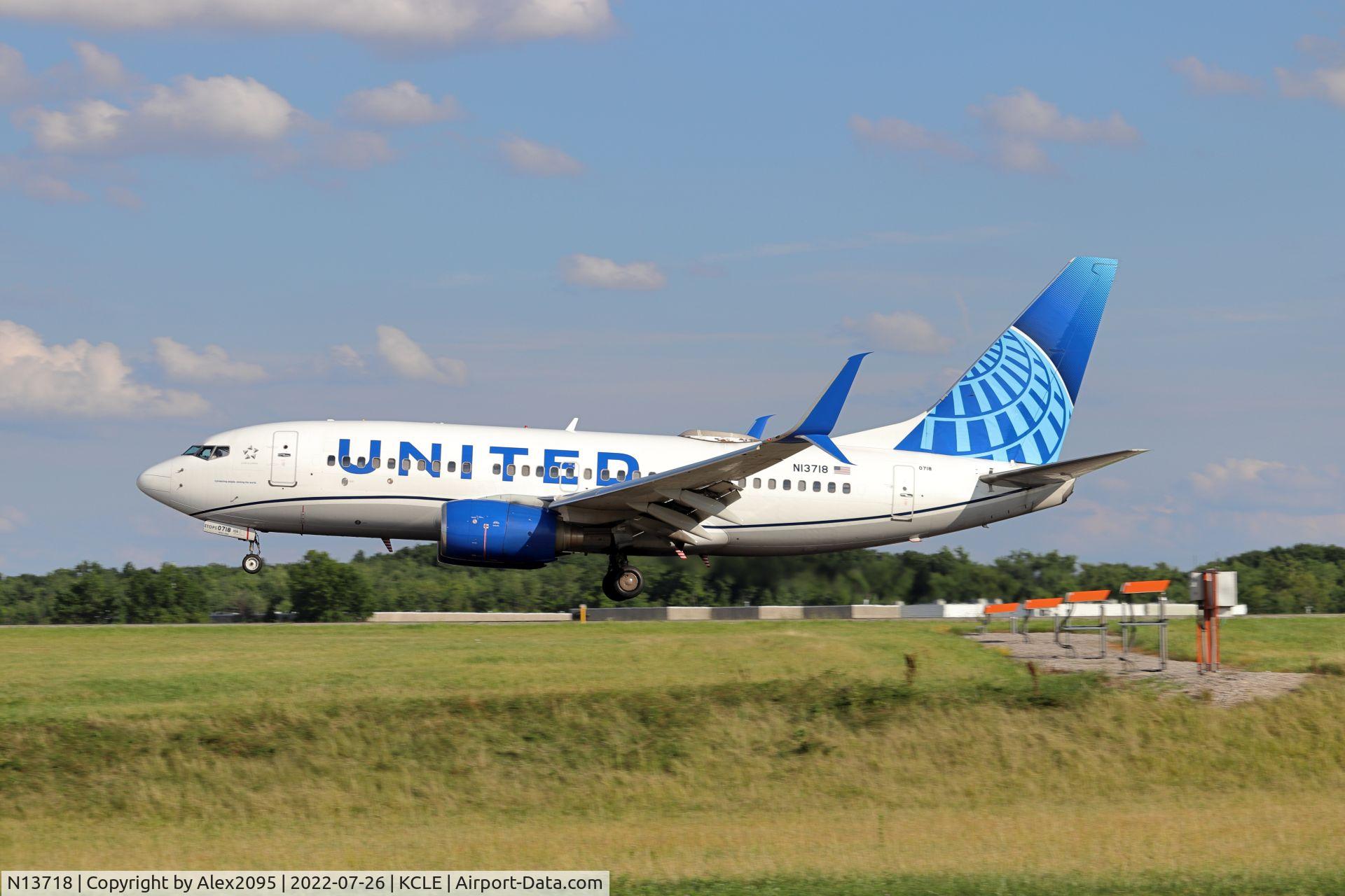 N13718, 1999 Boeing 737-724 C/N 28937, United #2658 KIAH-KCLE