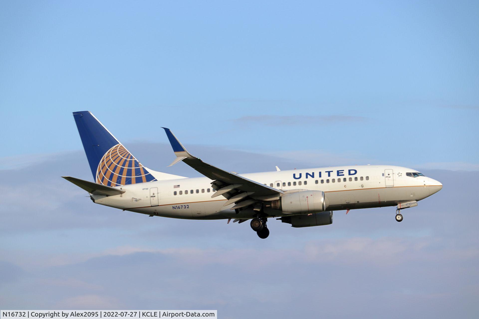 N16732, 1999 Boeing 737-724 C/N 28948, United #2658 KIAH-KCLE