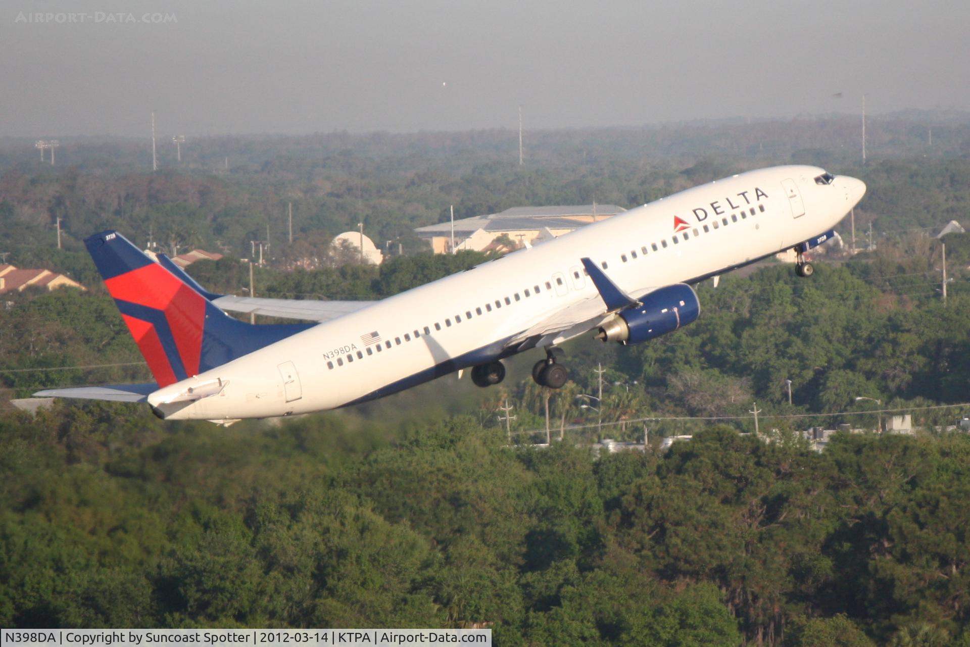 N398DA, 2000 Boeing 737-832 C/N 30774, Delta Flight 1503 departs Runway 1L at Tampa International Airport enroute to North Kentucky/Cincinnati International Airport