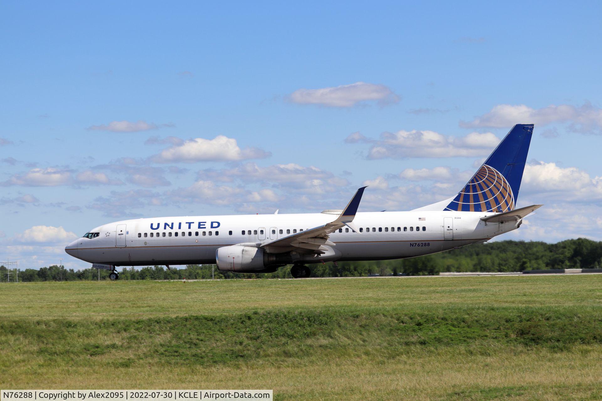 N76288, 2004 Boeing 737-824 C/N 33451, United #1891 KCLE-KEWR