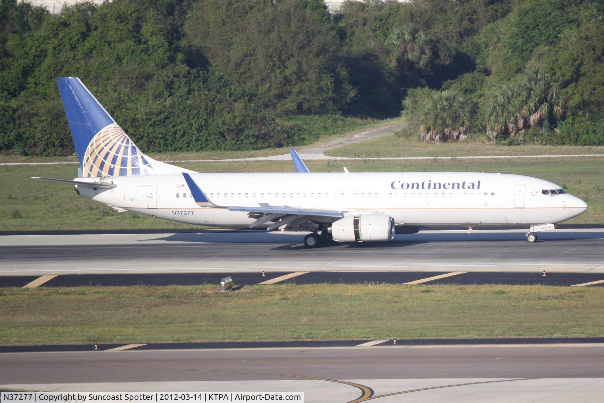 N37277, 2002 Boeing 737-824 C/N 31595, United Flight 1237 arrived on Runway 1L at Tampa International Airport following a flight from Newark Liberty International Airport