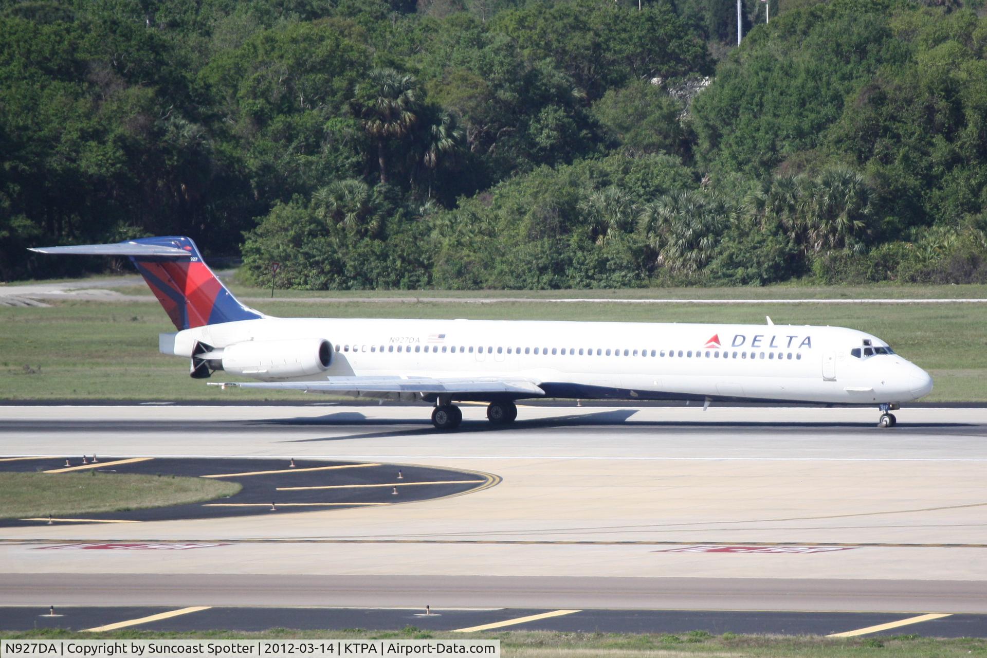 N927DA, 1988 McDonnell Douglas MD-88 C/N 49714, Delta Flight 1892 arrives on Runway 1L at Tampa International Airport following a flight from Detroit Metro-Wayne County International Airport