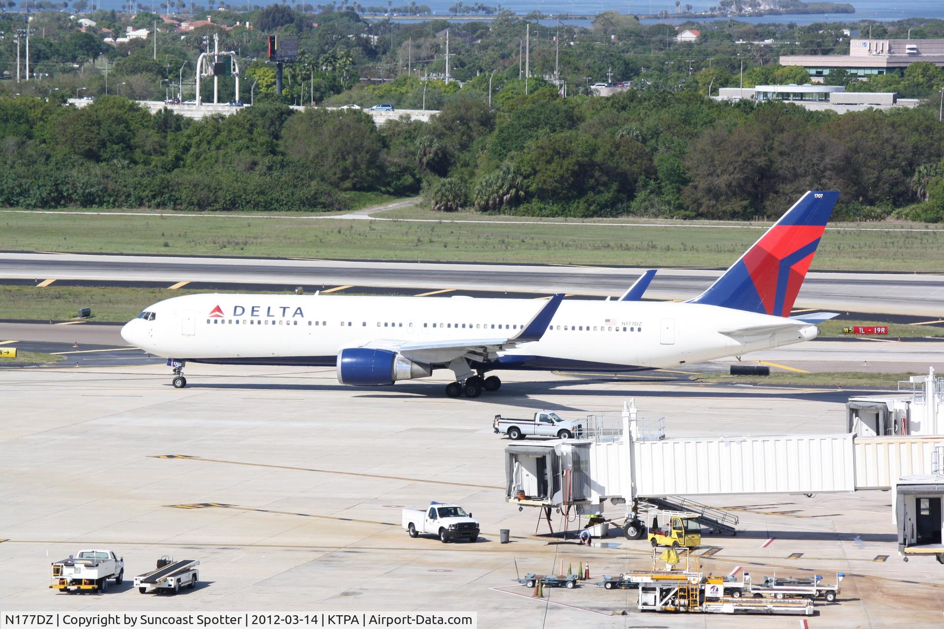 N177DZ, 1999 Boeing 767-332 C/N 29698, Delta Flight 1472 taxis for departure from Tampa International Airport