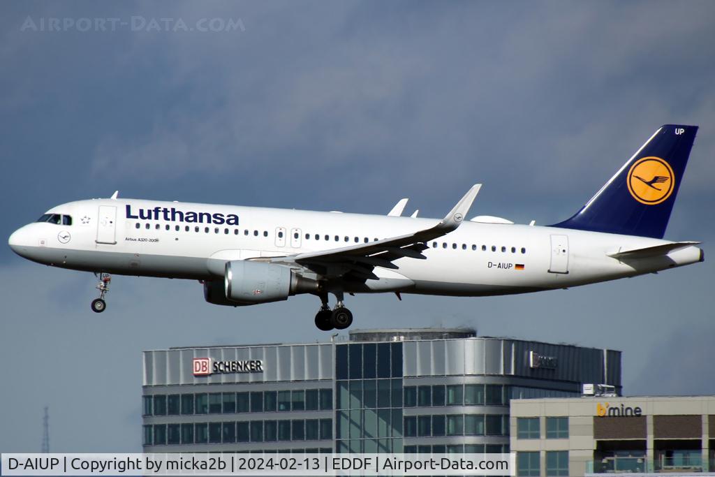 D-AIUP, 2015 Airbus A320-214 C/N 6807, Landing
