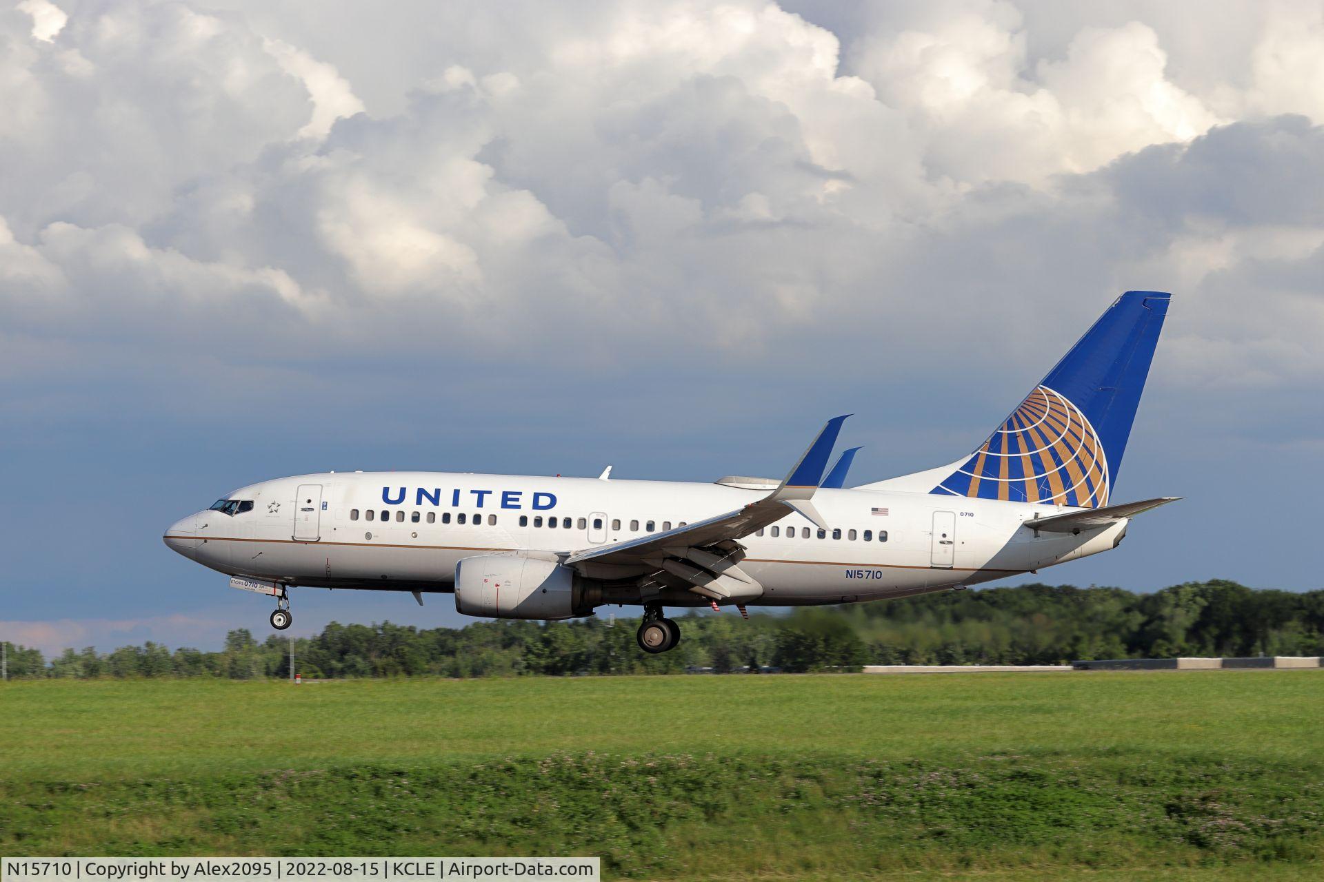 N15710, 1998 Boeing 737-724 C/N 28780, United #2658 KIAH-KCLE