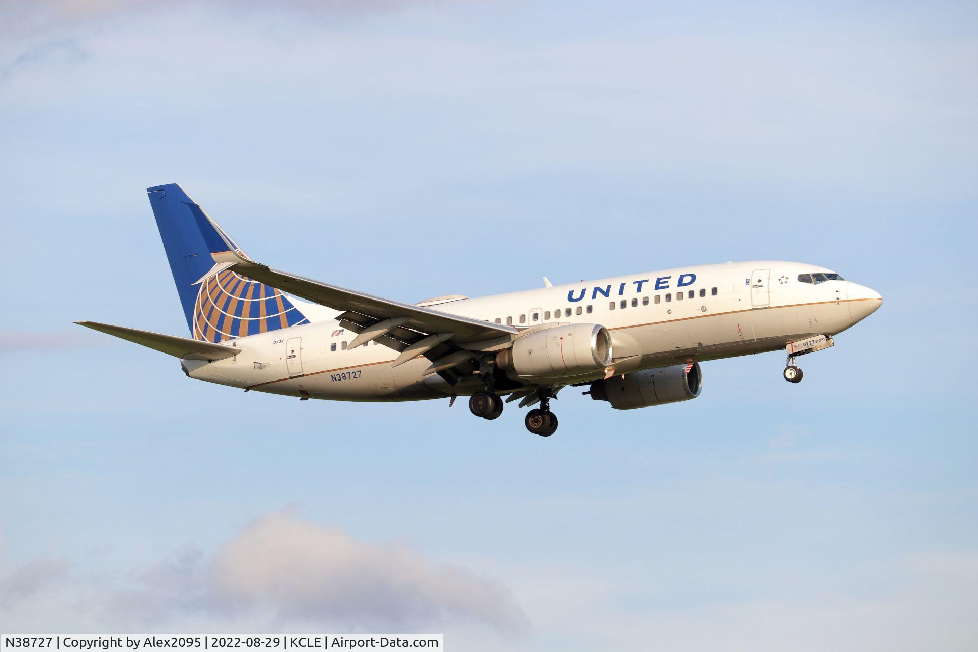 N38727, 1999 Boeing 737-724 C/N 28797, United #1521 KIAD-KCLE