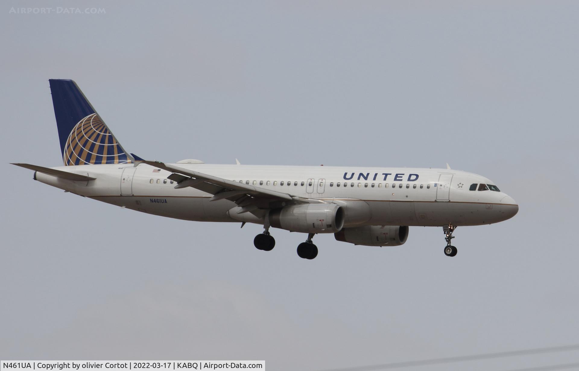 N461UA, 2000 Airbus A320-232 C/N 1266, Landing at ABQ