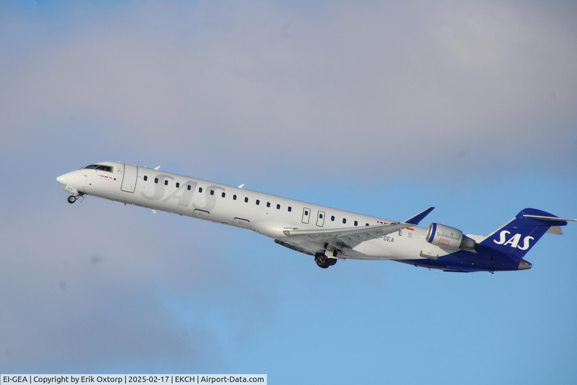 EI-GEA, 2009 Bombardier CRJ-900ER (CL-600-2D24) C/N 15224, EI-GEA take off rw 22L