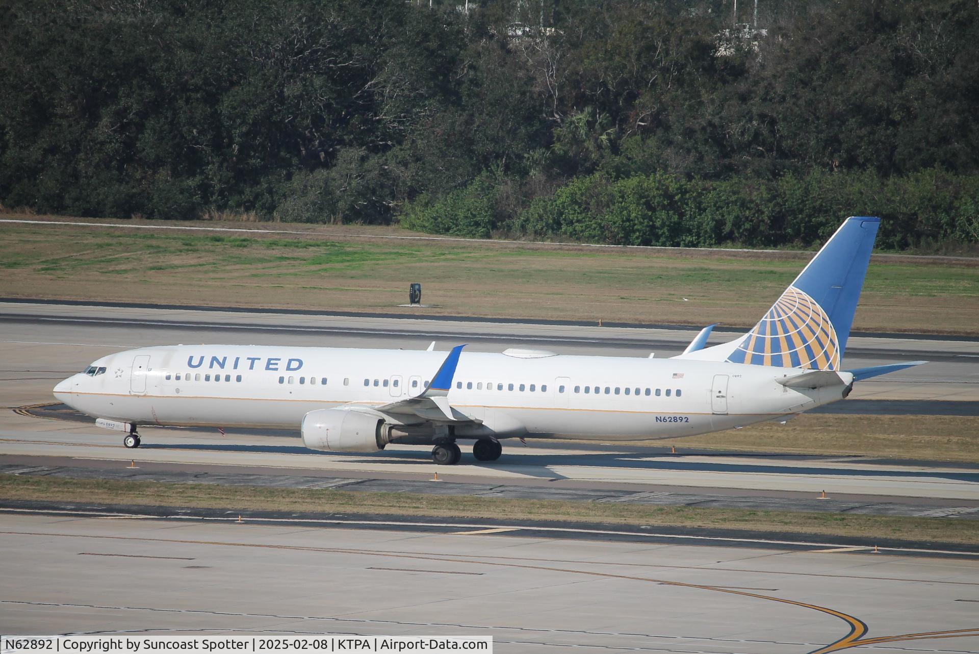 N62892, 2015 Boeing 737-924/ER C/N 42195, United Flight 1979 taxis to gate at Tampa International Airport following flight from Newark-Liberty International Airport