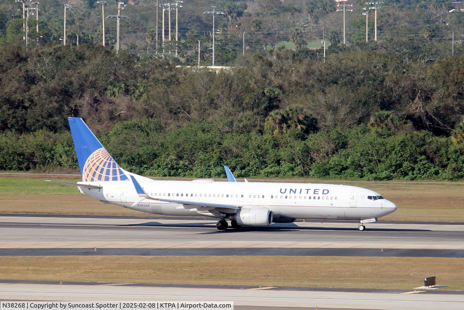 N38268, 2001 Boeing 737-824 C/N 31587, United Flight 408 departs Runway 1L at Tampa International Airport enroute to Chicago-O’Hare International Airport